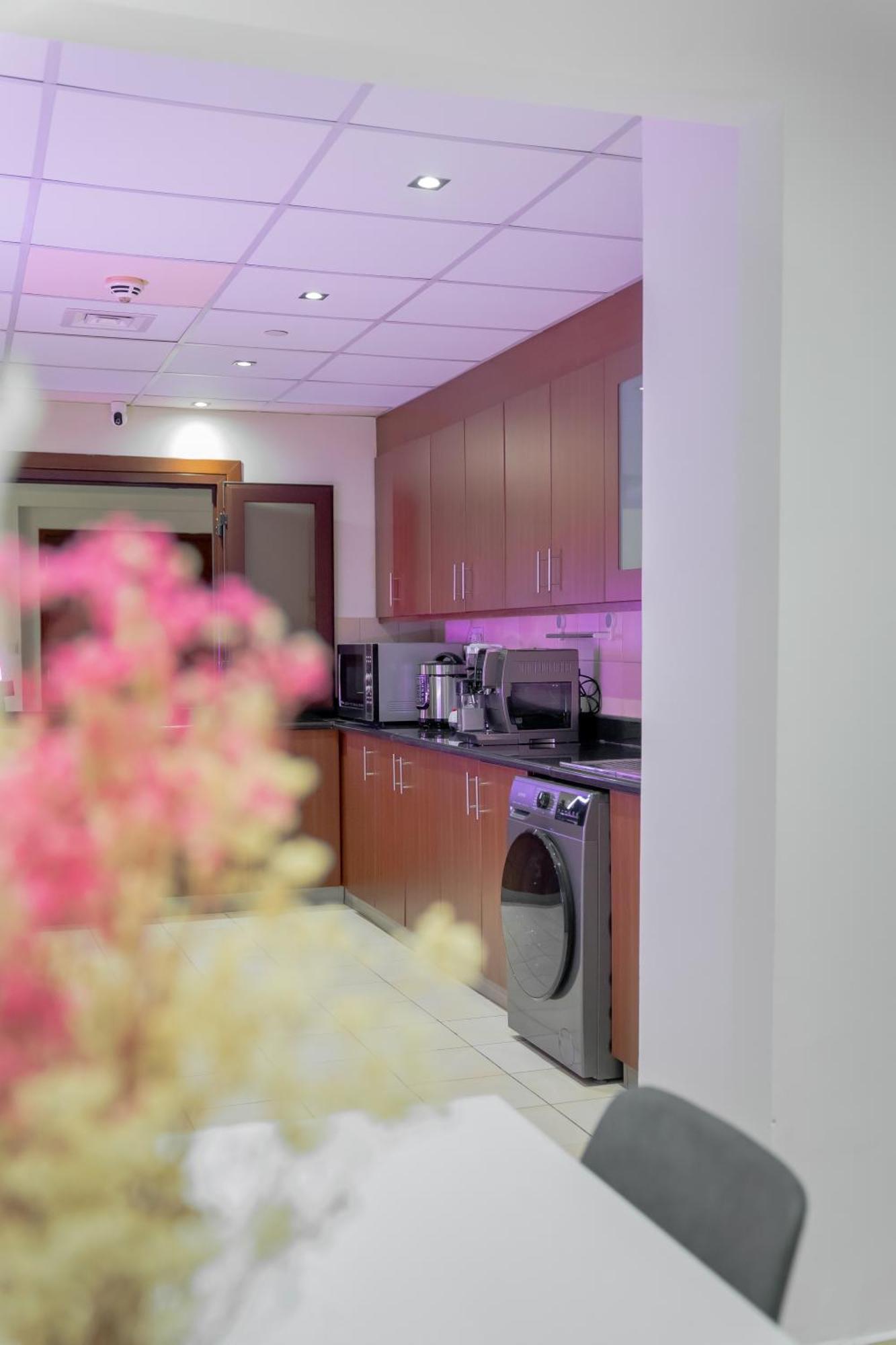 Berloga Capsule Jbr Hostel Dubai Exterior photo